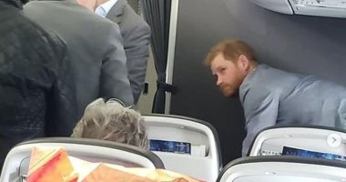 من روما إلى لندن.. الأمير هارى يثير الإعجاب بسفره على متن طائرة تجارية 