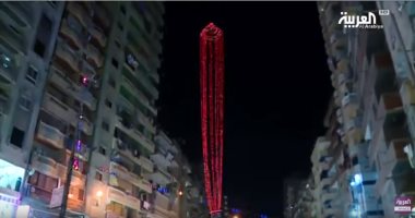 صور وفيديو.. مسيحى يعلق أكبر فانوس رمضانى فى الإسكندرية بطول 27 مترًا