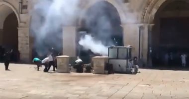 فيديو.. قوات الاحتلال تطلق القنابل المسيلة للدموع على المعتكفين بالأقصى 