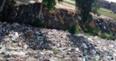 القمامة و المخلفات تحاصر ترعة بسنتواى بمركز دمنهور فى البحيرة "صور"