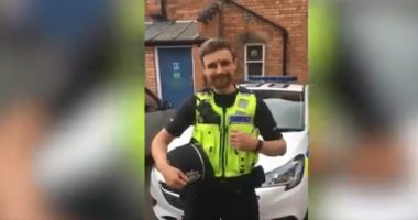 شرطى بريطانى يهنئ المسلمين بحلول عيد الفطر بطريقته الخاصة.. فيديو