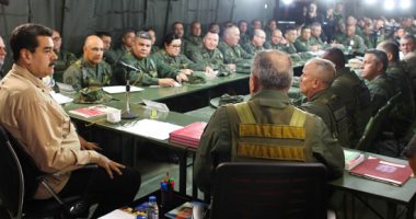 صور.. رئيس فنزويلا يجتمع بقادة الجيش مع تصاعد الأزمة السياسية