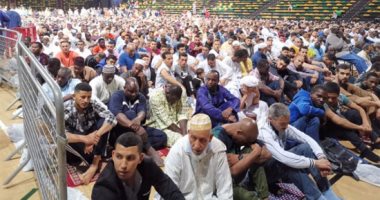 صور.. آلاف المسلمين يؤدون صلاة عيد الفطر فى "بلباو" الإسبانية