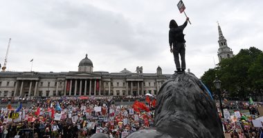 صور.. آلاف يحتجون على ترامب فى لندن لكنهم أقل من المحتجين العام الماضى