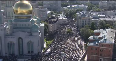 شاهد.. آلاف المسلمين فى روسيا يحتفلون بعيد الفطر.. وبوتين يقدم التهنئة