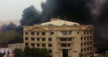 صور.. السيطرة على حريق مخلفات مصنع زهراء المعادى