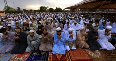 المسلمون فى باكستان وألبانيا يؤدون صلاة العيد