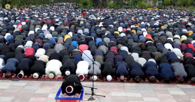 صور.. مسلمو ألبانيا يؤدون صلاة عيد الفطر المبارك
