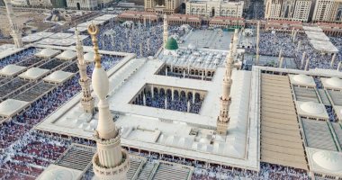 صور.. السعودية تؤدى صلاة عيد الفطر والمسجد النبوى عامراً بالمصلين