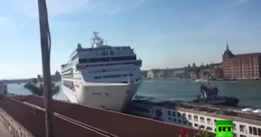 شاهد.. لحظة اصطدام سفينة ضخمة بقارب سياحي في إيطاليا