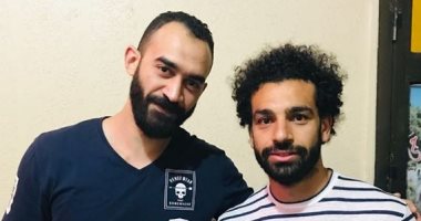 القارئ مجدى القايش يشارك اليوم السابع صورة له مع محمد صلاح فى منزله