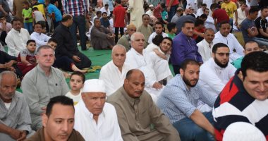 من كل الأعمار.. أهالى قرية شها فى المنصورة يجتمعون فى صلاة العيد (صور)