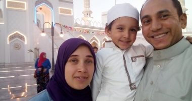 قارئ يشارك بصورة مع زوجته وأبنته أمام مسجد الشرطة بعد صلاة العيد