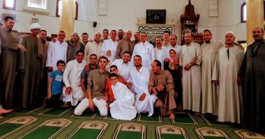 قارئ يشارك بصورة مع أقاربه داخل مسجد الرفاعى فى ناهيا بعد صلاة العيد