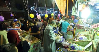 "يا ليلة العيد أنستينا"..فرحة المصريين تملأ الشوارع والمقاهى ومحلات التسوق