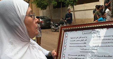 سيدة عجوز تقدم قصيدة مدح فى محمد صلاح أمام منزله قبل أداء صلاة العيد