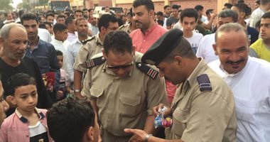 الشرطة توزع الهدايا على اطفال قرية محمد صلاح عقب صلاه عيد الفطر