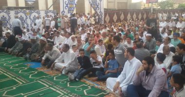 محافظ بنى سويف ومئات المواطنين يؤدون صلاة العيد فى ساحة مسجد عمر بن عبدالعزيز