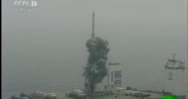 لأول مرة فى تاريخ التنين.. الصين تطلق صاروخا فضائيا من منصة بحرية (فيديو)