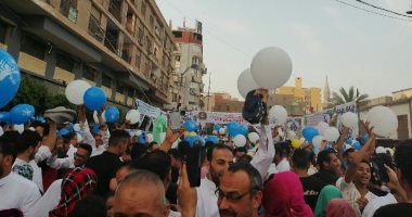 صور.. تسابق مواطنى بنى سويف على 5 آلاف "بالونة" بعد صلاة العيد