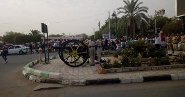 صور.. مديرية أمن الوادي الجديد تشارك فرحة العيد بطلقات المدفع الأثري
