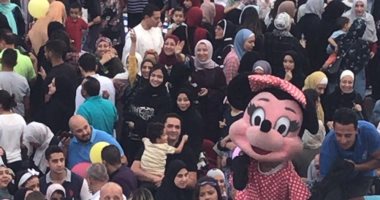 العيد فرحة.. طارق يشارك بصور احتفالات العيد أمام مسجد الشرطة بمدينة نصر