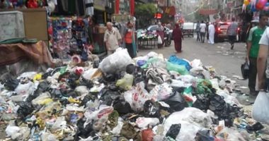 القمامة تسد مدخل شارع "عرابى - طهطا" بمحافظة سوهاج