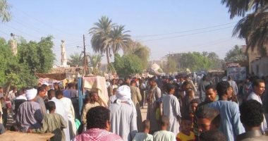 صور.. أهالى الأقصر يزورون المقابر فى ثانى أيام عيد الفطر