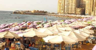 صور.. إقبال كبير على شواطئ الإسكندرية فى ثانى أيام عيد الفطر