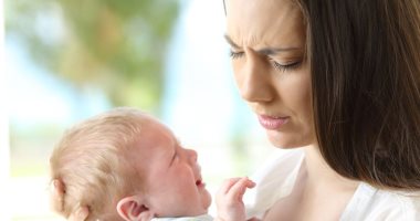 هل يتأثر نمو الرضيع إذا تركتيه يبكى فى الشهور الأولى