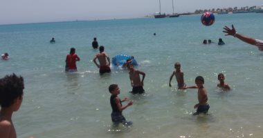 صور.. توافد المواطنين على شواطئ جنوب سيناء للاحتفال بعيد الفطر