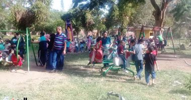 توافد المواطنين على الحدائق والمراكب النيلية بالقناطر الخيرية بعد الظهيرة