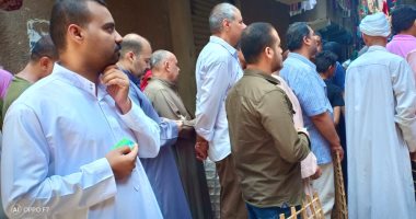 شكوى من تكدس المواطنين حول فرن الخبز بشارع عمر الأصفر  فى بولاق الدكرور