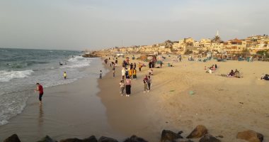 صور .. أهالى شمال سيناء يقبلون على الشواطئ لقضاء ثالث أيام العيد