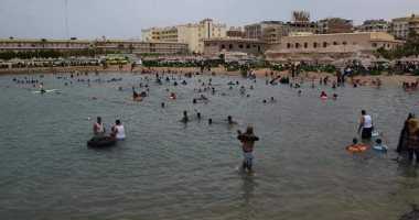صور.. شواطئ الغردقة تستقبل آلاف الزوار فى اليوم الثالث للعيد