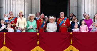 العائلة الملكية فى بريطانيا تشاهد عرضا عسكريا تكريما للملكة إليزابيث