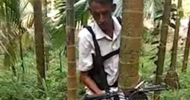 شاهد.. طلع النخلة بالموتوسيكل.. مزارع هندى يصنع "دراجة شجرية" ويطرحها للبيع