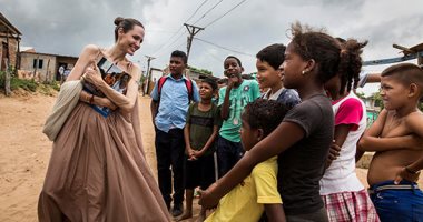صور.. أنجلينا جولى تحث المجتمع الدولى على مساعدة أطفال فنزويلا