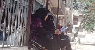 أولياء الأمور يقرأون القرآن لأبنائهم أمام لجان الثانوية العامة