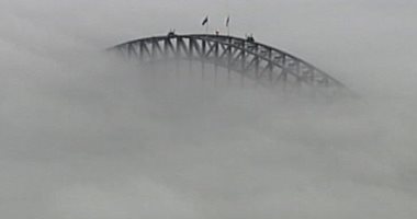 شاهد.. الضباب يغطى سماء مدينة سيدنى الأسترالية