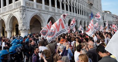 احتجاجات فى البندقية بإيطاليا تطالب بمنع مرور السفن الكبرى بخليج المدينة