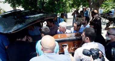 وصول جثمان قسمت رشدي اباظة إلى مسجد نصر الدين تمهيدا لصلاة الجنازة