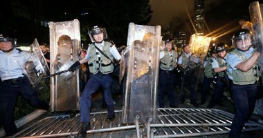 صور.. شرطة هونج كونج تتصدى للمحتجين بعد محاولتهم اقتحام البرلمان