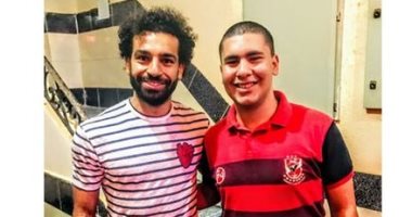 قارئ يشارك صوره تجمعه بمحمد صلاح فى منزله بقرية نجريج بالغربية