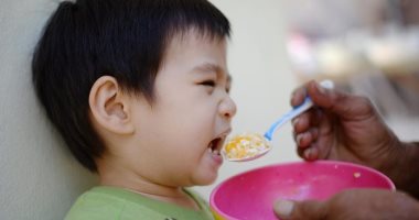 ماذا يحدث لطفلك إذا أجبرته على تناول طبقه بالكامل؟ اعرف الإجابة 