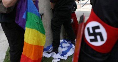 أمريكيون يتبولون على علم إسرائيل فى مسيرة للمثليين بديترويت
