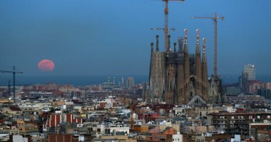 شاهد.. مدينة برشلونة تستكمل بناء كنيسة تأخر بناؤها 117 عاما