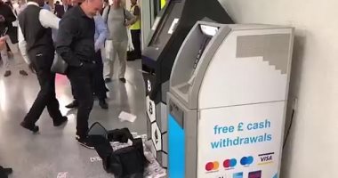 "ATM مجنونة".. ماكينة صرف آلى تقذف الأموال داخل محطة مترو فى لندن.. فيديو