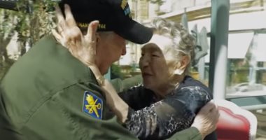 "ومن الحب ماقتل".. شاهد جندى أمريكى يلتقي بحبيبته الفرنسية بعد 75 عاما