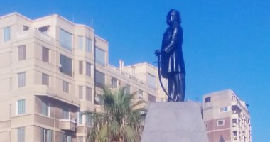 دهان تمثال الخديوى إسماعيل بـ"الأسود" يثير أزمة بالإسكندرية.. صور